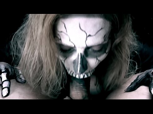 ❤️ Demon famke sûgje hoanne mei har swarte mûle en slikken cum. Neuken by porno fy.pornmega.ru