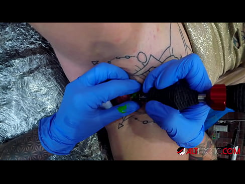 ❤️ Ekstreem tattooed hottie Sully Savage krige in tattoo op har klitoris Neuken by porno fy.pornmega.ru